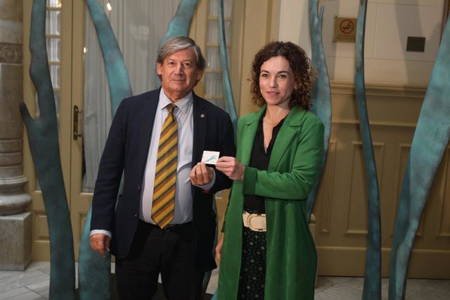 El presidente del Parlament, Vicenç Thomas, y la consellera de Hacienda, Rosario Sánchez.