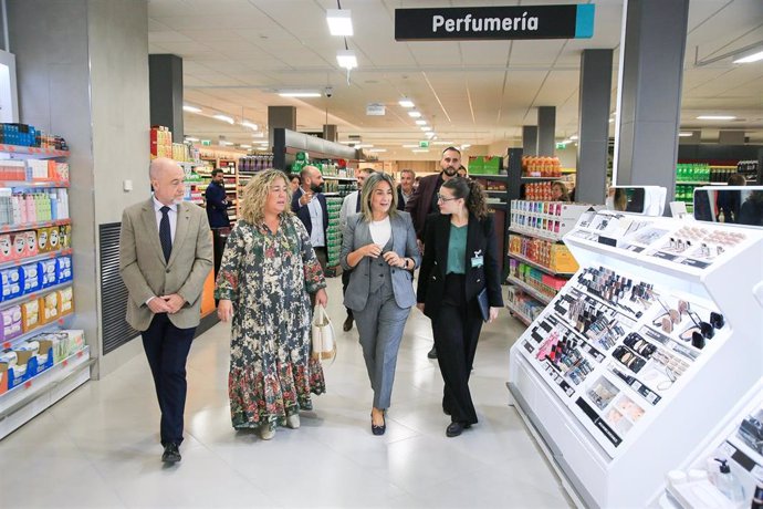 La alcaldesa de Toledo, Milagros Tolón, ha inaugurado este jueves la nueva tienda eficiente de Mercadona en la avenida General Villalba de Toledo.