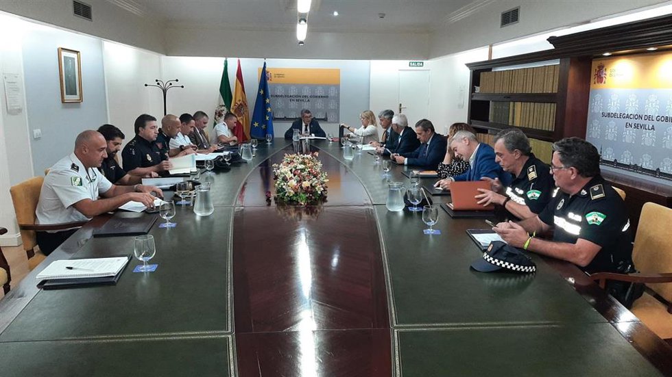 Reunión en la Subdelegación del Gobierno en Sevilla para diseñar el plan de seguridad con motivo del derbi Betis-Sevilla del próximo domingo 6 de noviembre.