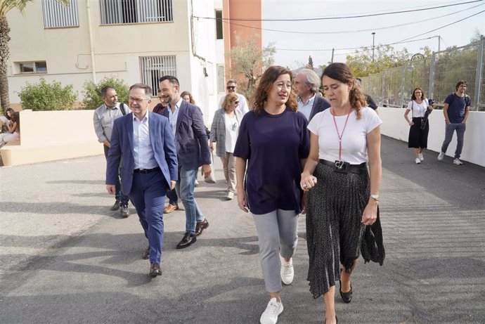 La presidenta del Govern, Francina Armengol, visita el IES Isidor Macabich