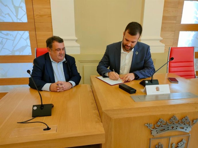 El alcalde de Cáceres, Luis Salaya, firma la adhesión a Alianza País Pobreza Infantil Cero