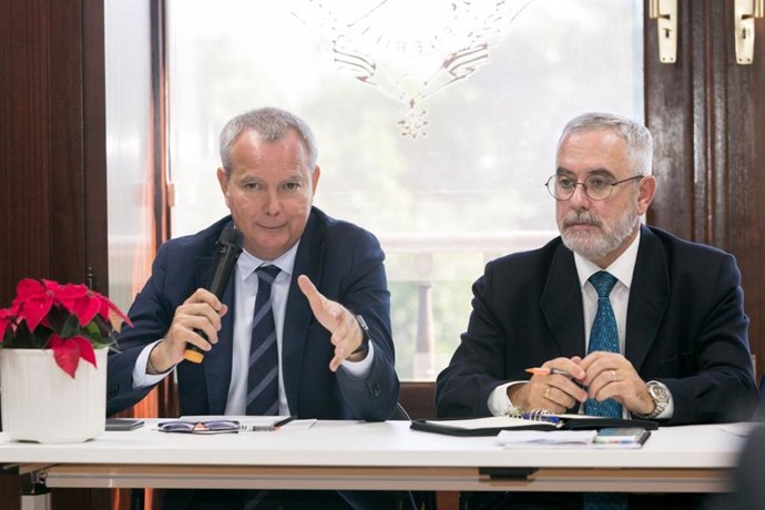 El consejero de Obras Públicas, Transportes y Vivienda del Gobierno de Canarias, Sebastián Franquis, y el presidente de Fepeco, Óscar Izquierdo