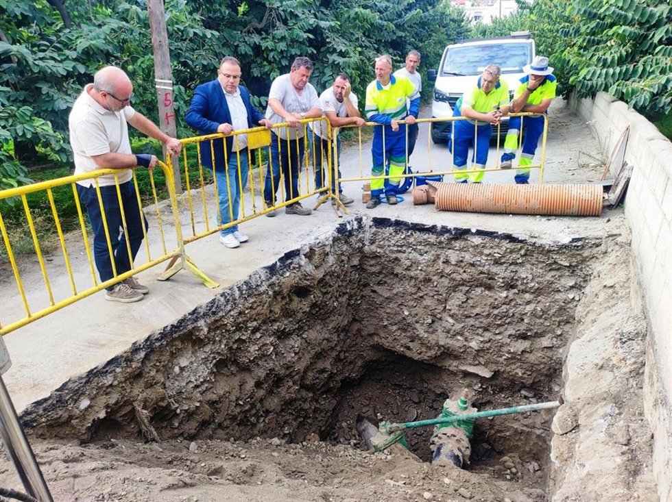 Visita del Ayuntamiento de Almuñécar a las obras de recarga del acuífero