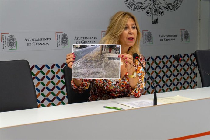 Pepa Rubia, del PP, con una imagen de una calle sucia