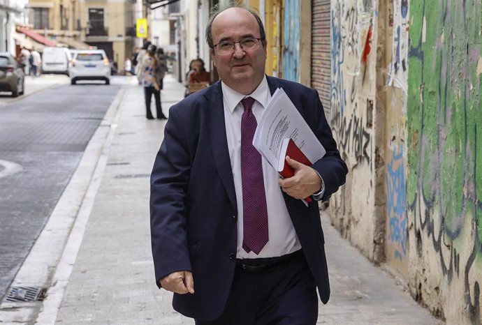 El ministro de Cultura, Miquel Iceta, a su llegada a la librería Ramón Llull antes de reunirse con el sector cultural en Valncia