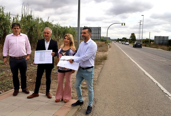 La alcaldesa de Jerez en el acceso de la AP-4  a la Avenida de Europa.