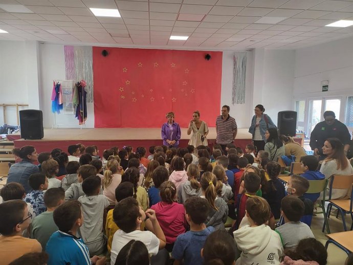 La diputada provincial de Igualdad, Carmen Collado, en la representación de una obra teatral en un colegio de Estella del Marqués (Cádiz)