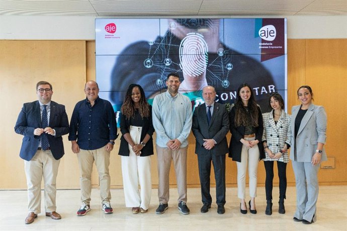 Villalobos recibe a representantes de AOKlabs y Z1 Digital tras ganar los premios AJE Sevilla