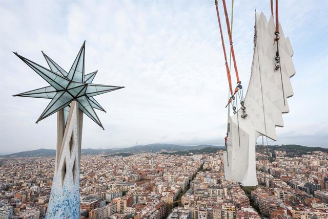 Col·locació de les ales a la torre evangelista de Lluc a la Sagrada Família