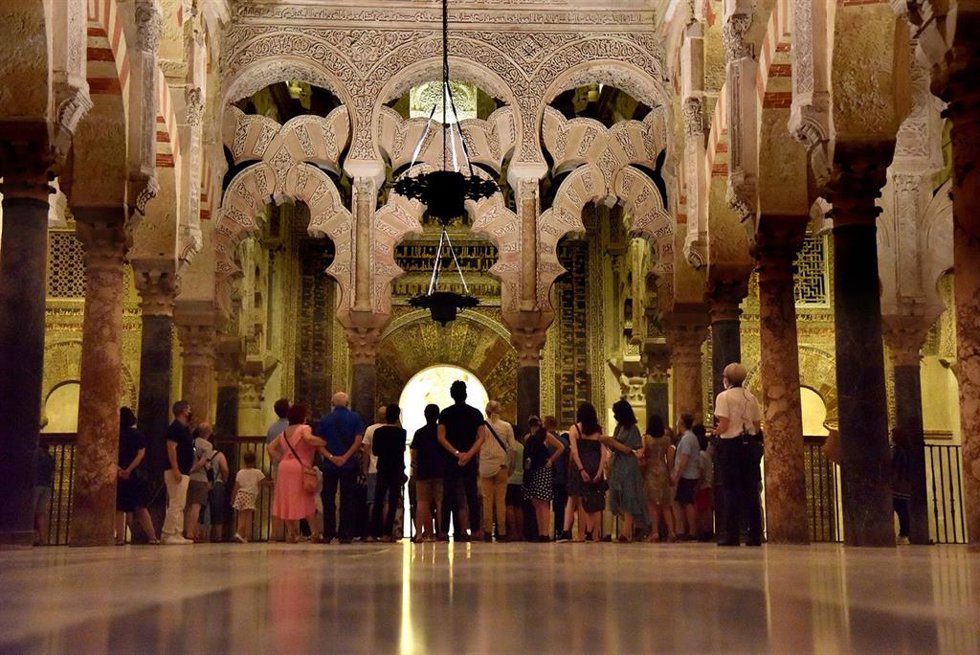 Archivo - Turistas en la visita nocturna a la Mezquita-Catedral de Córdoba ante el antiguo mihrab.