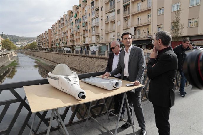 El alcalde de Granada, Francisco Cuenca, presenta la mejora del alumbrado público en más de un centenar de calles.