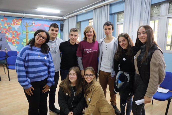 La ministra de Educación y Formación Profesional, Pilar Alegría, durante su visita al IES Miguel Catalán