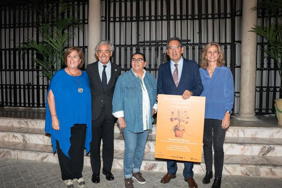 El presidente de la Fundación Cajasol, Antonio Pulido, sostiene el cartel del concierto, junto a María del Monte y miembros de la Fundación Alalá.