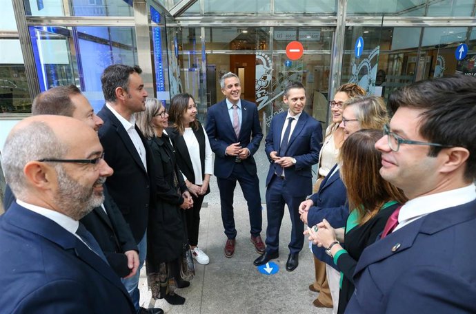 El vicepresidente y consejero de Universidades, Igualdad, Cultura y Deporte, Pablo Zuloaga, acompañado de todo su equipo, antes de presentar, en rueda de prensa, los presupuestos de su departamento para 2023. 3 oct 22