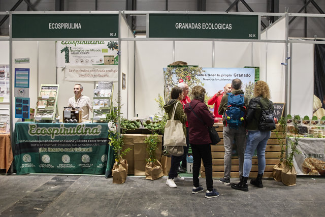 Distintas personas se acercan a los puestos durante la XXXVII edición de la feria BioCultura en IfemaMadrid, a 3 de noviembre de 2022, en Madrid (España). 