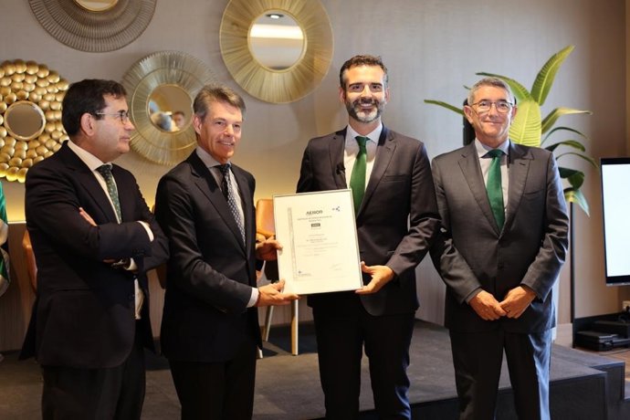 El consejero de Sostenibilidad y portavoz del Gobierno andaluz, Ramón Fernández-Pacheco, en la entrega del certificado Aenor a El Corte Inglés por el proyecto 'Residuos 0'.