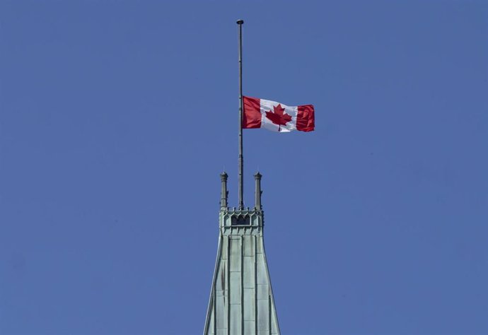 Archivo - 08 September 2022, Canada, Ottawa: The Canadian flag flies at half-mast on the Peace tower. Queen Elizabeth II, the longest reigning monarch in British history, has died at Balmoral, Scotland, at the age of 96. Photo: Adrian Wyld/Canadian Pres