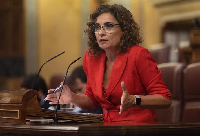 La ministra de Hacienda, María Jesús Montero, durante un debate de totalidad del Proyecto de Ley de Presupuestos Generales del Estado para el año 2023, en el Congreso de los Diputados, a 26 de octubre de 2022, en Madrid (España).  A pesar de las siete e