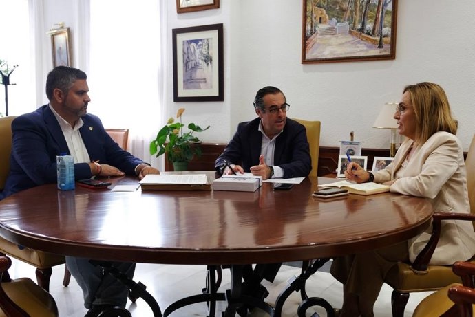 El delegado territorial de Desarrollo Educativo y Formación Profesional y de Universidad, Investigación e Innovación en Málaga, Miguel Briones en Mijas, junto al alcalde, Josele González, y la concejala de educación, María Dolores Olmedo