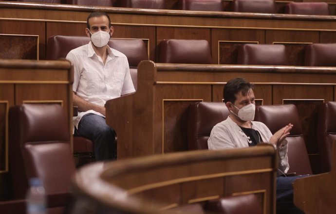 Archivo - (I-D) El diputado de Unidas Podemos en el Congreso, Miguel Ángel Bustamante; junto a su compañero de bancada, Rafa Mayoral, en una sesión plenaria celebrada en el Congreso de los Diputados, a 10 de junio de 2021, en Madrid, (España).