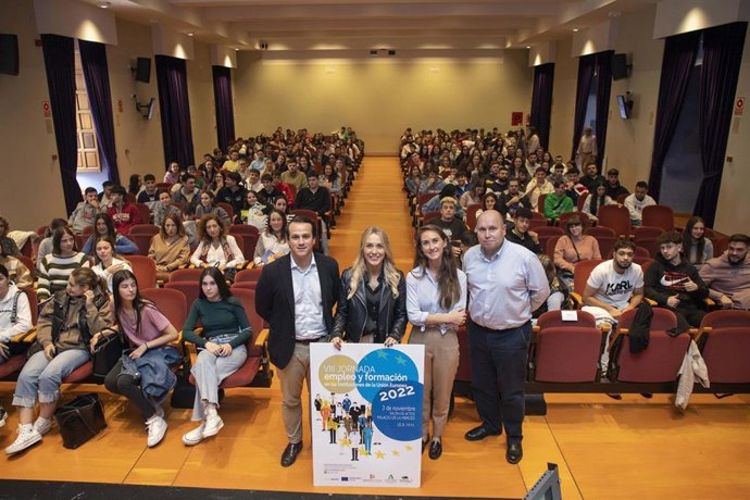 Blasco (segunda por la izda.) en la la VIII Jornada de Empleo y Formación en las instituciones de la Unión Europea.