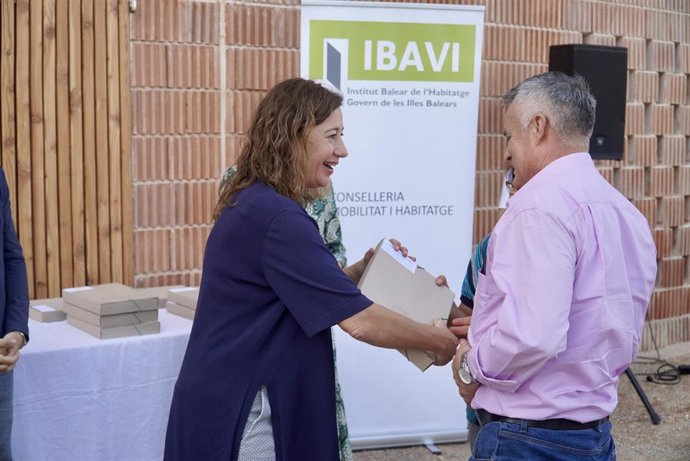 La presidenta del Govern, Francina Armengol, entrega las llaves de VPOs en Ibiza
