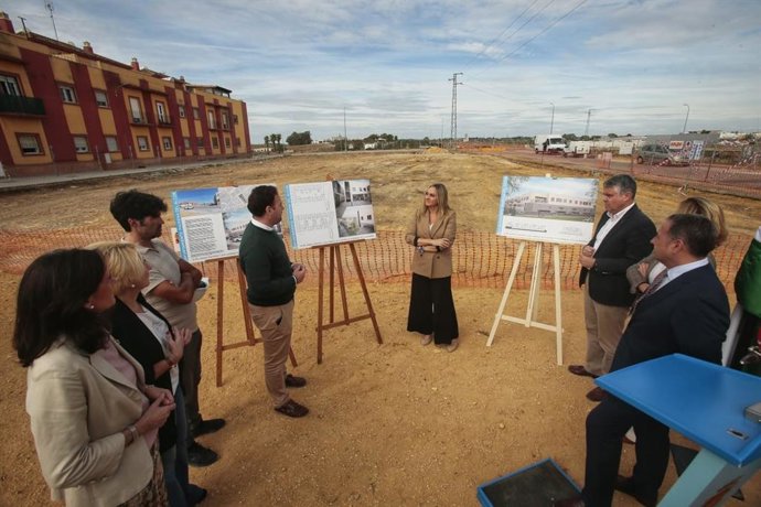 La consejera de Fomento, Articulación del Territorio y Vivienda, Marifrán Carazo, con el alcalde de Mairena del Alcor, Juan Manuel López, en la colocación de la primera piedra.