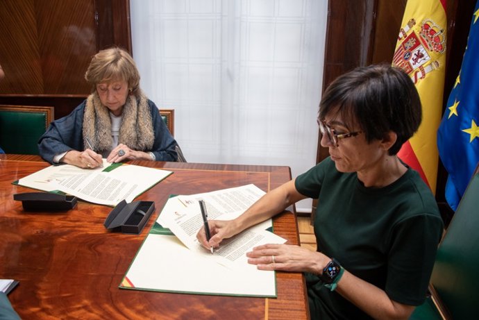 La directora de la Guardia Civil, María Gámez, firma un protocolo para la reinserción de las mujeres prostituidas víctimas de la trata