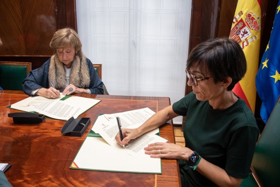 La directora de la Guardia Civil, María Gámez, firma un protocolo para la reinserción de las mujeres prostituidas víctimas de la trata