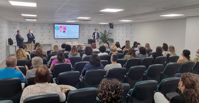 Un centenar de pacientes con cáncer de mama se reúnen para compartir experiencias sobre proceso de la enfermedad