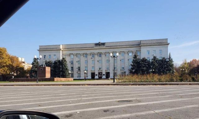 Edificio de la administración provincial de Jersón, sin la bandera de Rusia