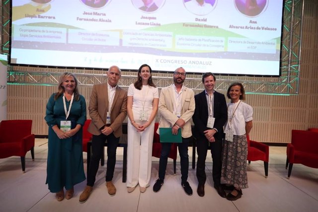 Expertos participantes en la mesa 'Economía circular y gestión de residuos' dentro del X Congreso Andaluz de Ciencias Ambientales