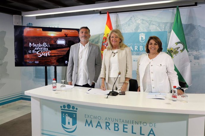 La alcaldesa de Marbella, Ángeles Muñoz, junto con los directores generales del ramo en Marbella y San Pedro Alcántara, Laura de Arce y Rubén Sánchez, respectivamente, en rueda de prensa