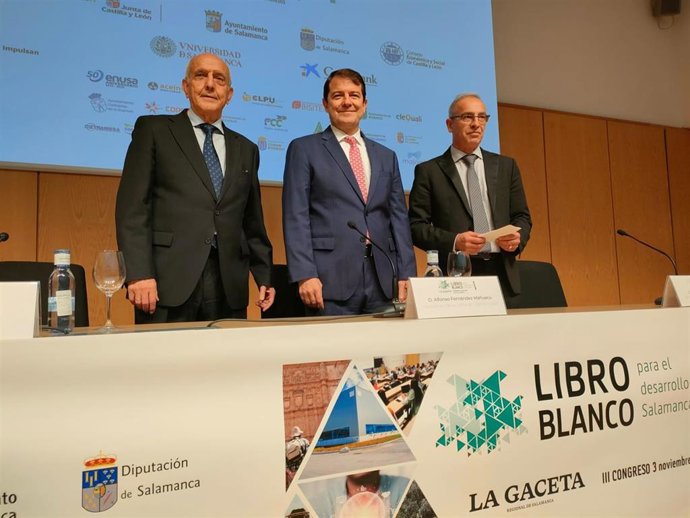 El presidente de la Junta entre el presidente de Gruposa, Pedro Díaz (i), y el director de La Gaceta de Salamanca, Julián Ballestero (d).