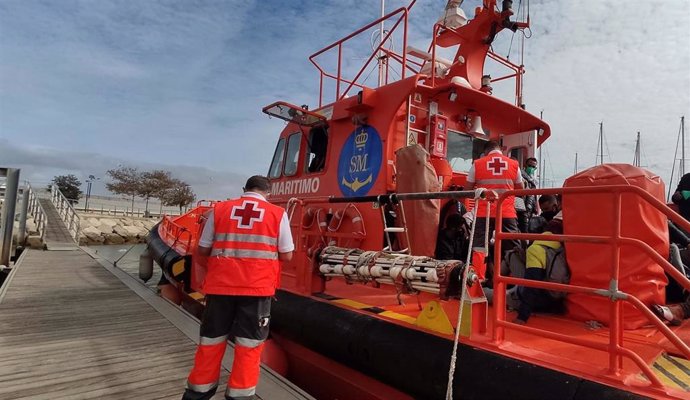 Salvamar Suhail en el instante previo al desembarco en Puerto América de los 23 varones rescatados a 6 millas al oeste de cabo Roche (Cádiz)