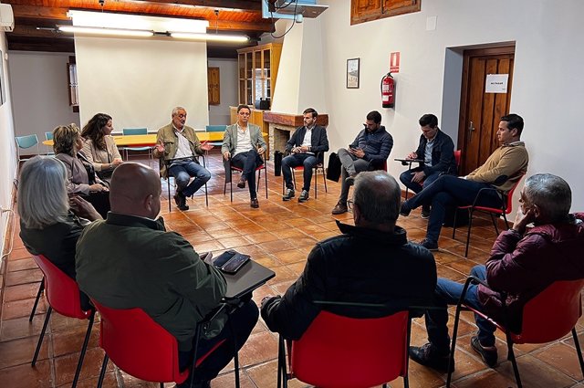 Reunión de miembros del gobierno de la Diputación de Cáceres con alcaldes de los Riberos del Tajo