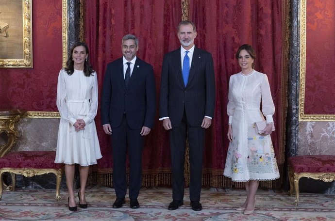El Rey Felipe VI (2d), y la Reina Letizia (1i), reciben al presidente de la República del Paraguay, Mario Abdo (2i) y la Primera Dama, Silvana López (1d), antes de un almuerzo, en el Palacio de la Zarzuela, a 3 de noviembre de 2022, en Madrid (España).