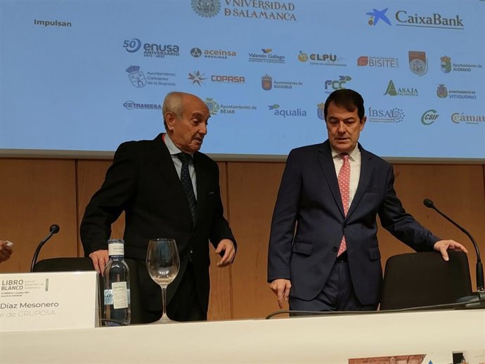 El presidente de la Junta de Castilla y León, Alfonso Fernández Mañueco, junto al presidente de Gruposa, Pedro Díaz (izq), antes de la clausura del congreso en Salamanca.
