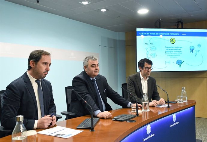 El director de la Oficina de la Energía, Carles Miquel, el CEO de Andbus, Daniel Vinseiro, y el director de BMS Consultoria Estratégica, Albert Batalla