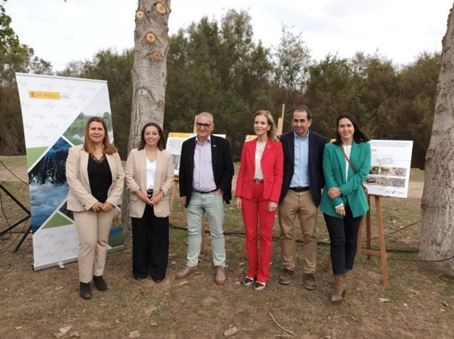 Autoridades en el inicio de las actuaciones de restauración hidrogeomorfológica y naturalización del tramo final del arroyo El Partido, en Doñana.