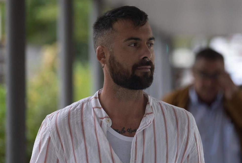 El exconcursante del programa de televisión 'Gran Hermano Revolution', José María López Pérez, a su llegada al juicio en el que se enfrenta a una acusación de abusos sexuales dentro de la casa de Guadalix en la edición de 2017, en el Juzgado de lo Penal