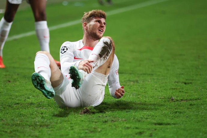 Timo Werner yace en el suelo durante el Shakhtar Donetsk-RB Leipzig de la Liga de Campeones 2022-2023