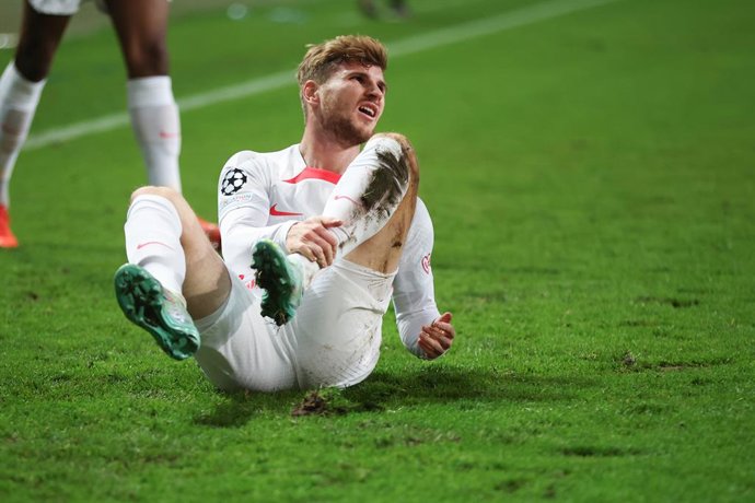 02 November 2022, Poland, Warsaw: Leipzig's Timo Werner lies on the ground after a foul during the UEFA Champions League group F soccer match between Shakhtyor Donetsk and RB Leipzig at Wojska Polskiego stadium. Photo: Jan Woitas/dpa