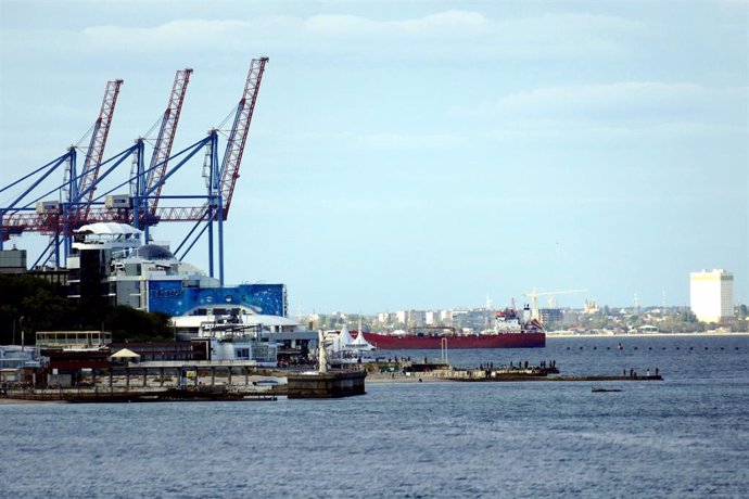 Llegada de un barco al puerto de Odesa, en Ucrania