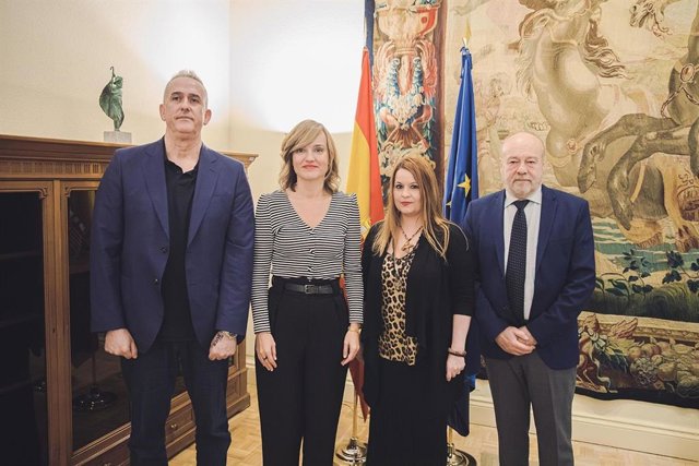 José Manuel López, padre de la adolescente Kira López, junto a la ministra de Educación y FP, Pilar Alegría, y al secretario de Estado de Educación, José Manuel Bar