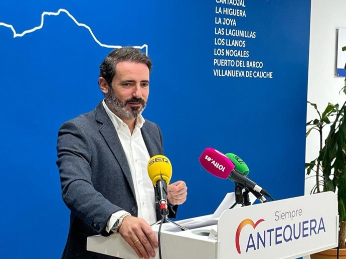 El secretario general del PP de Málaga y parlamentario andaluz, José Ramón Carmona, en rueda de prensa