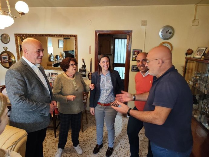 La delegada de Fomento, Articulación del Territorio y Vivienda, Cristina Casanueva (centro), junto al alcalde de Rute, Antonio Ruiz (izda.), en su visita al municipio.
