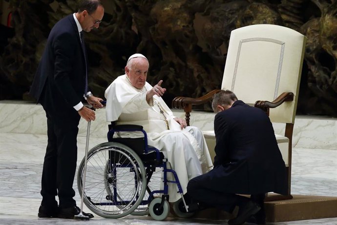 Archivo - El Papa en silla de ruedas en una de las audiencias generales