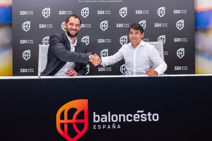 El presidente de la FEB, Jorge Garbajosa, firma con el gerente de SDI Sportfloor, Gorka Iglesias, el acuerdo por el que la empresa es nuevo proveedor oficial de la federación en pavimentos deportivos.