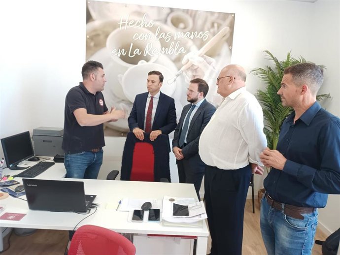 El delegado de Economía, Hacienda y Fondos Europeos de la Junta de Andalucía en Córdoba, Agustín López (centro), visita una empresa de La Rambla.
